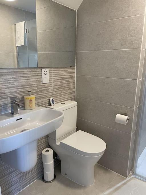 Paradigm House, Modern 2-Bedroom Duplex Apartment 2, Free Parking, Oxford Luaran gambar