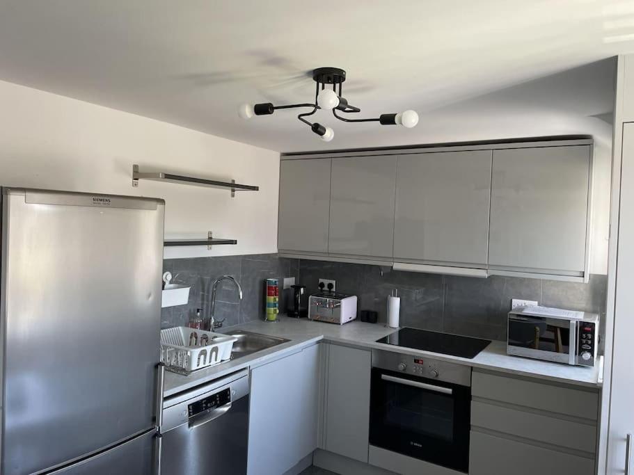 Paradigm House, Modern 2-Bedroom Duplex Apartment 2, Free Parking, Oxford Luaran gambar